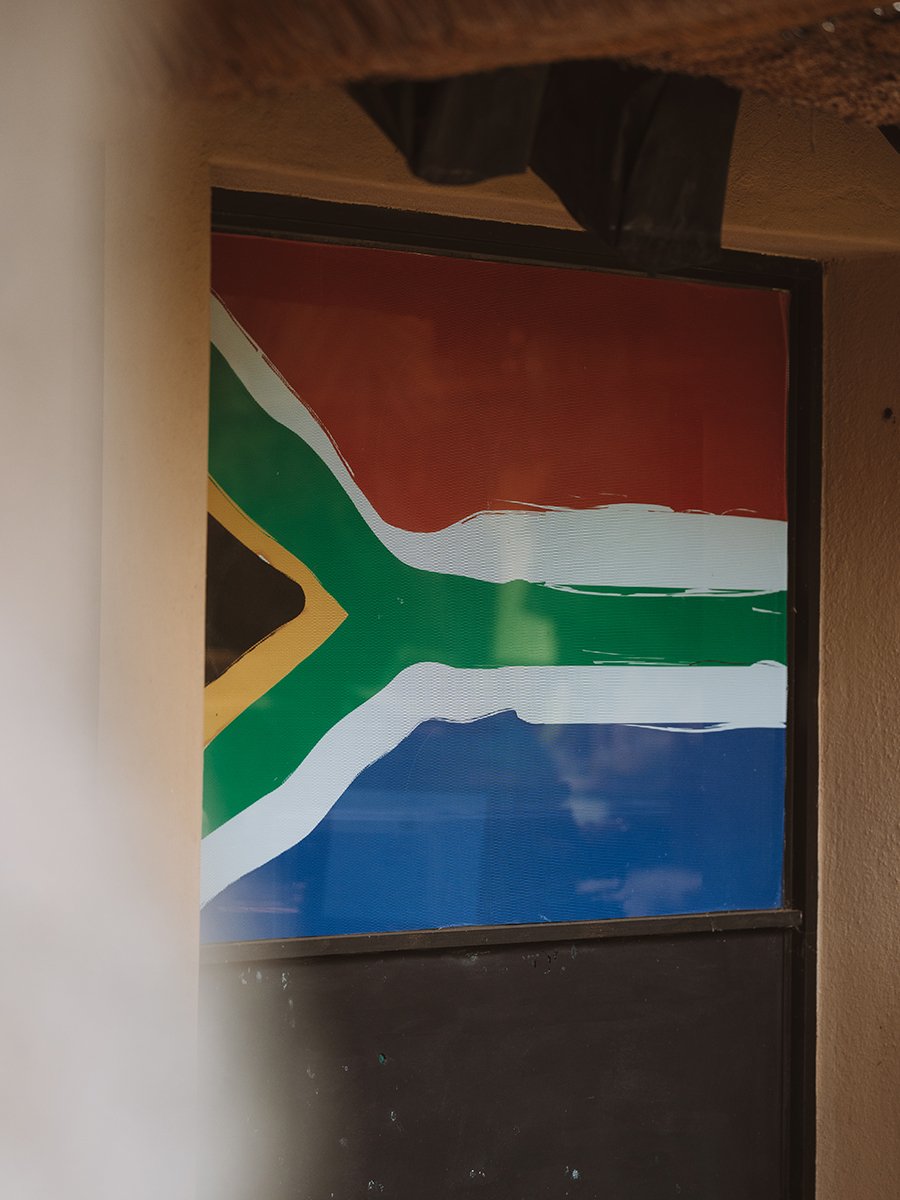 Photographie d'un drapeau dans le parc Kruger en Afrique du Sud