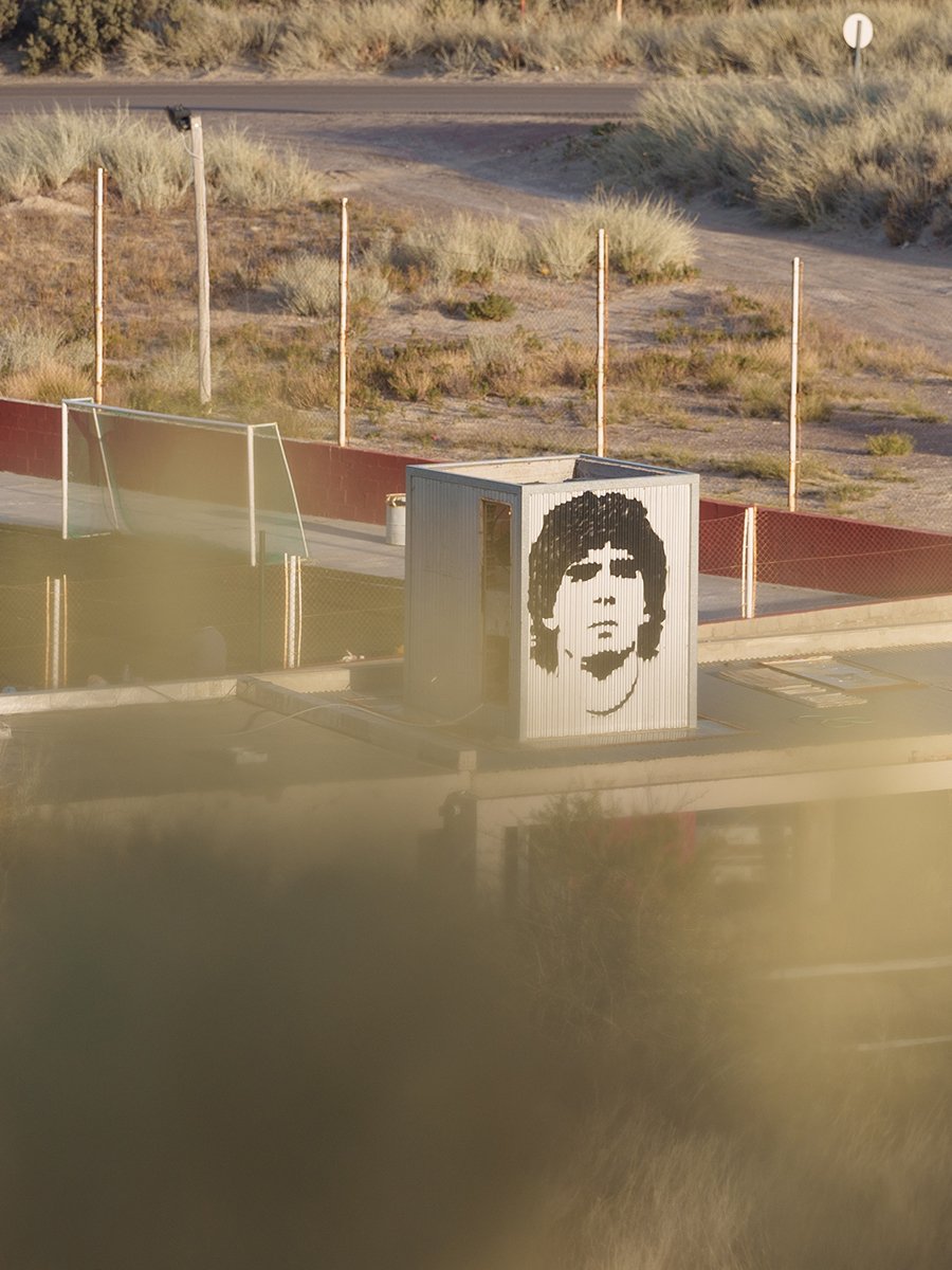 Photographie d'un portrait de Maradona en Patagonie