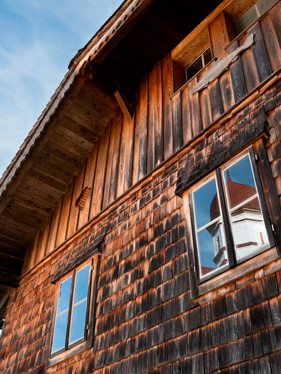 Photographie d'une maison avec le reflet d'un monument en Bavière