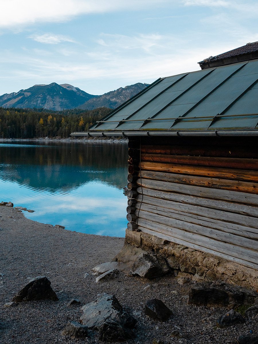 Photographie d'une maisonnette au bord d'un lac en Bavière