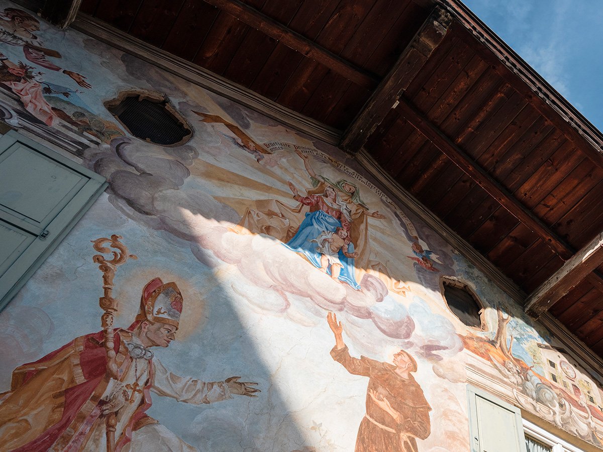 Photographie d'une fresque religieuse en Bavière