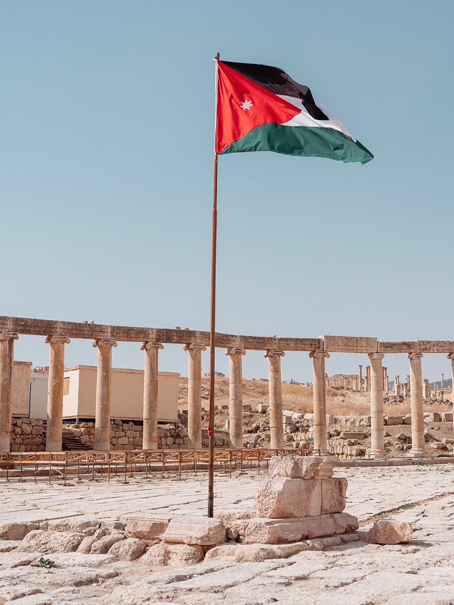 Photographie d'un drapeau de Jordanie dans la ville de Jerash