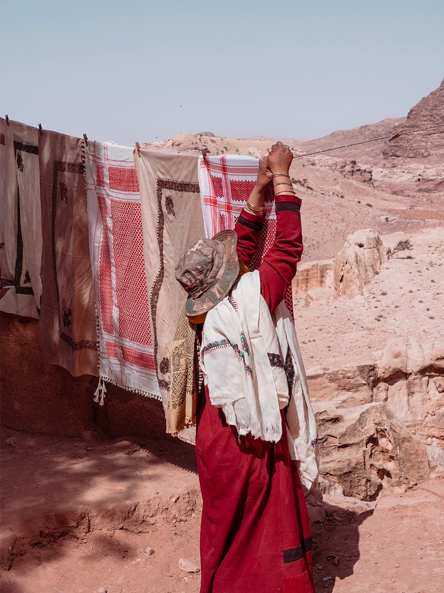 Photographie d'une personne en train d'étendre son linge en extérieur dans Petra