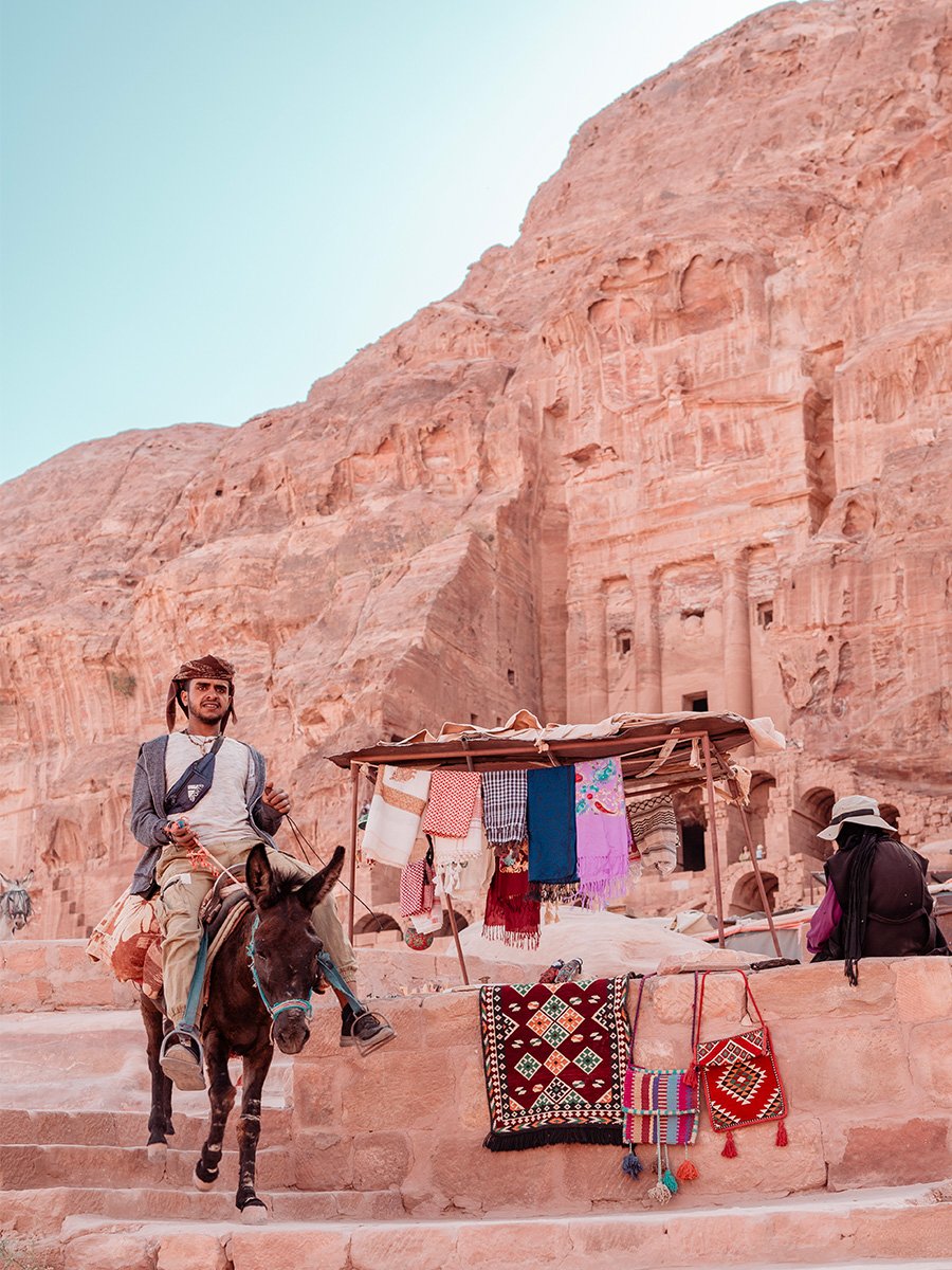 Photographie d'une personne sur un âne dans Petra