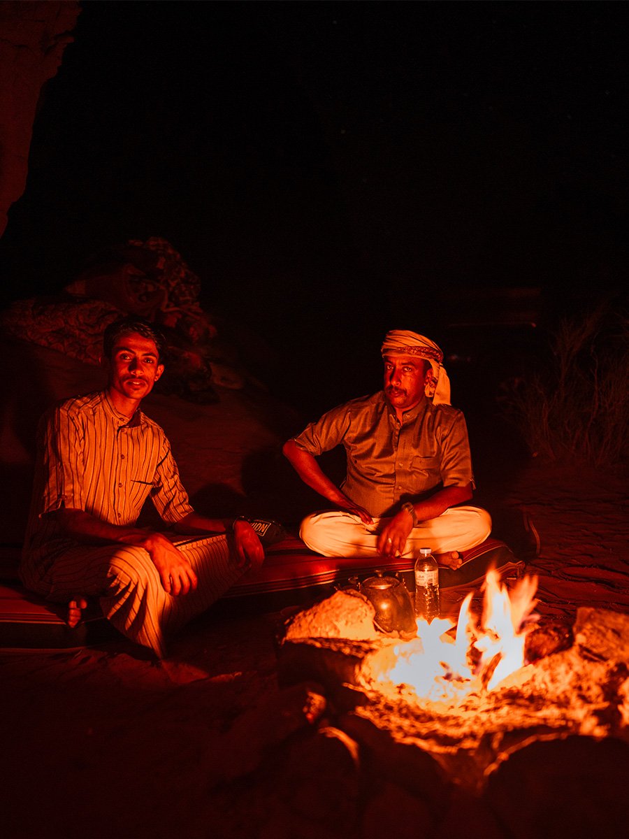 Photographie de nuit avec des bédouins autour d'un feu