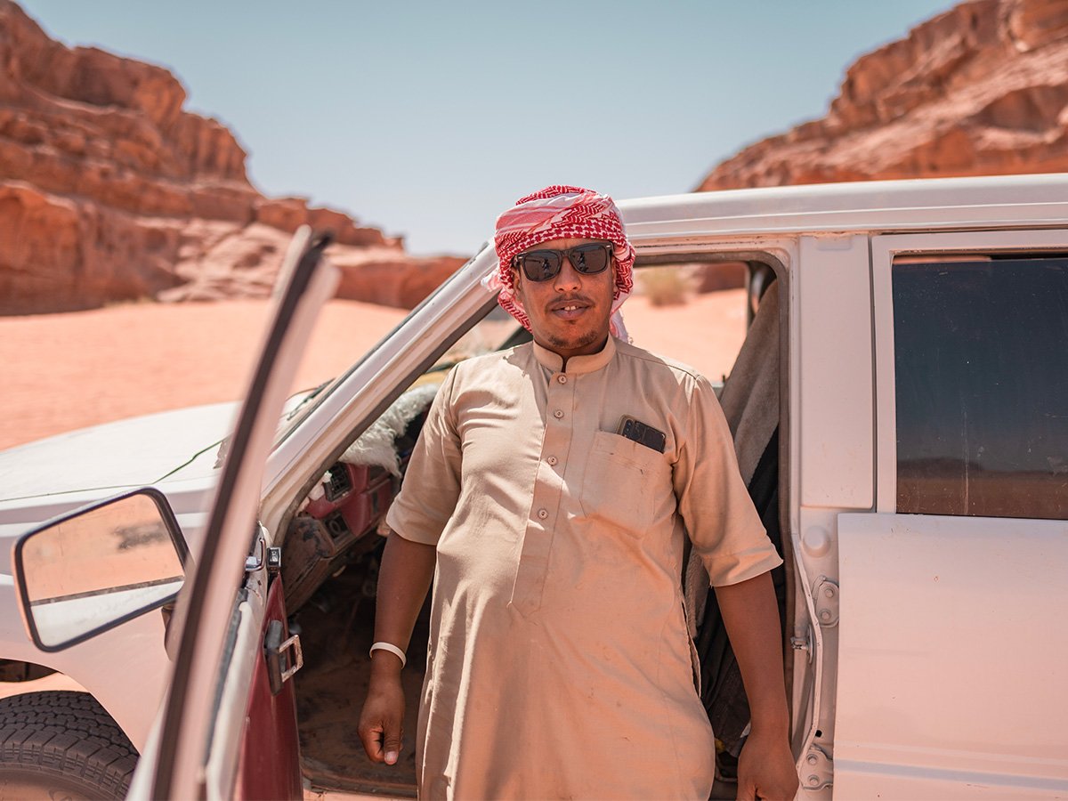 Photographie d'un bédouin sortant d'une voiture