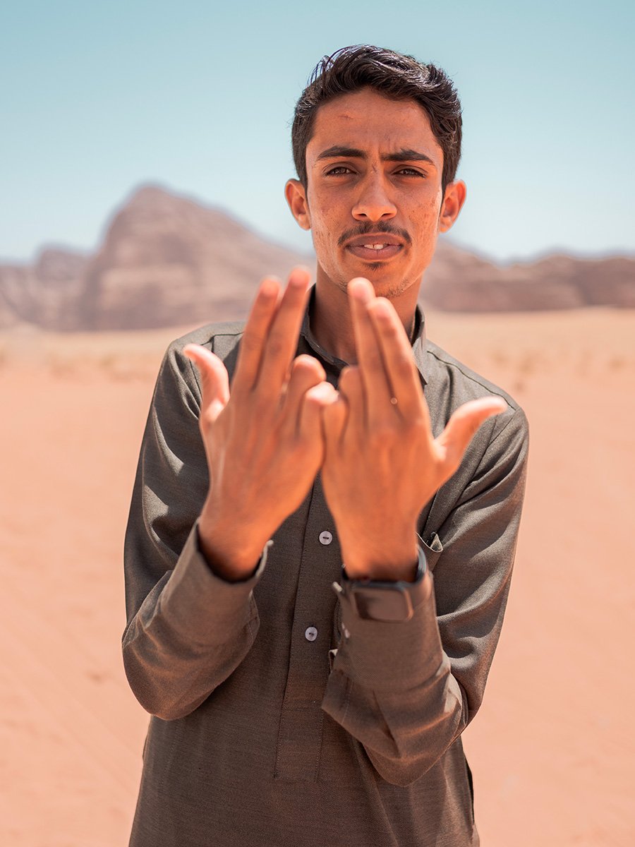 Photographie d'un bédouin dans le désert du Wadi Rum